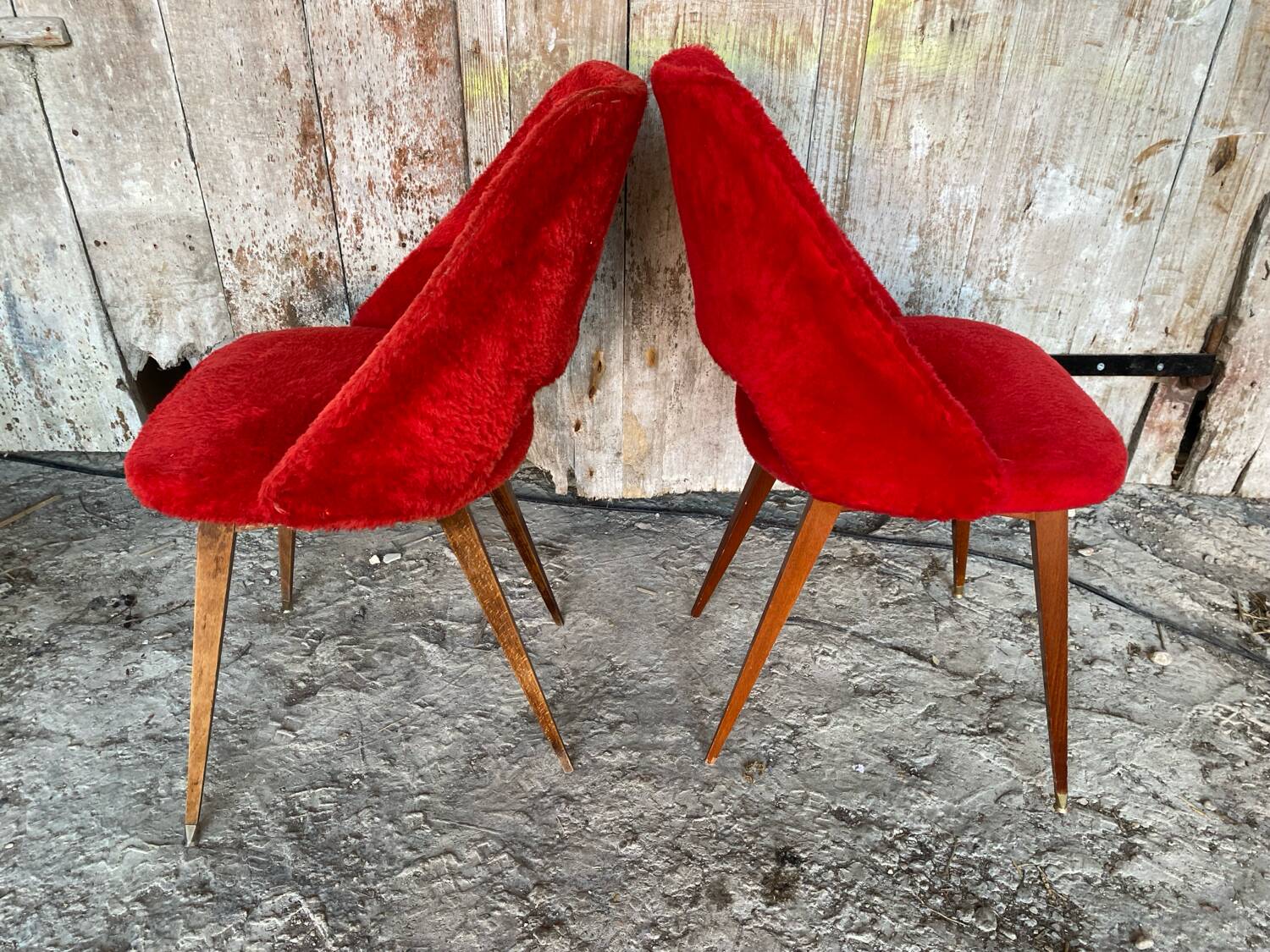 Paire de chaises Achille Decommere en fausse fourrure rouge et pieds compas en bois