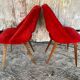Paire de chaises Achille Decommere en fausse fourrure rouge et pieds compas en bois