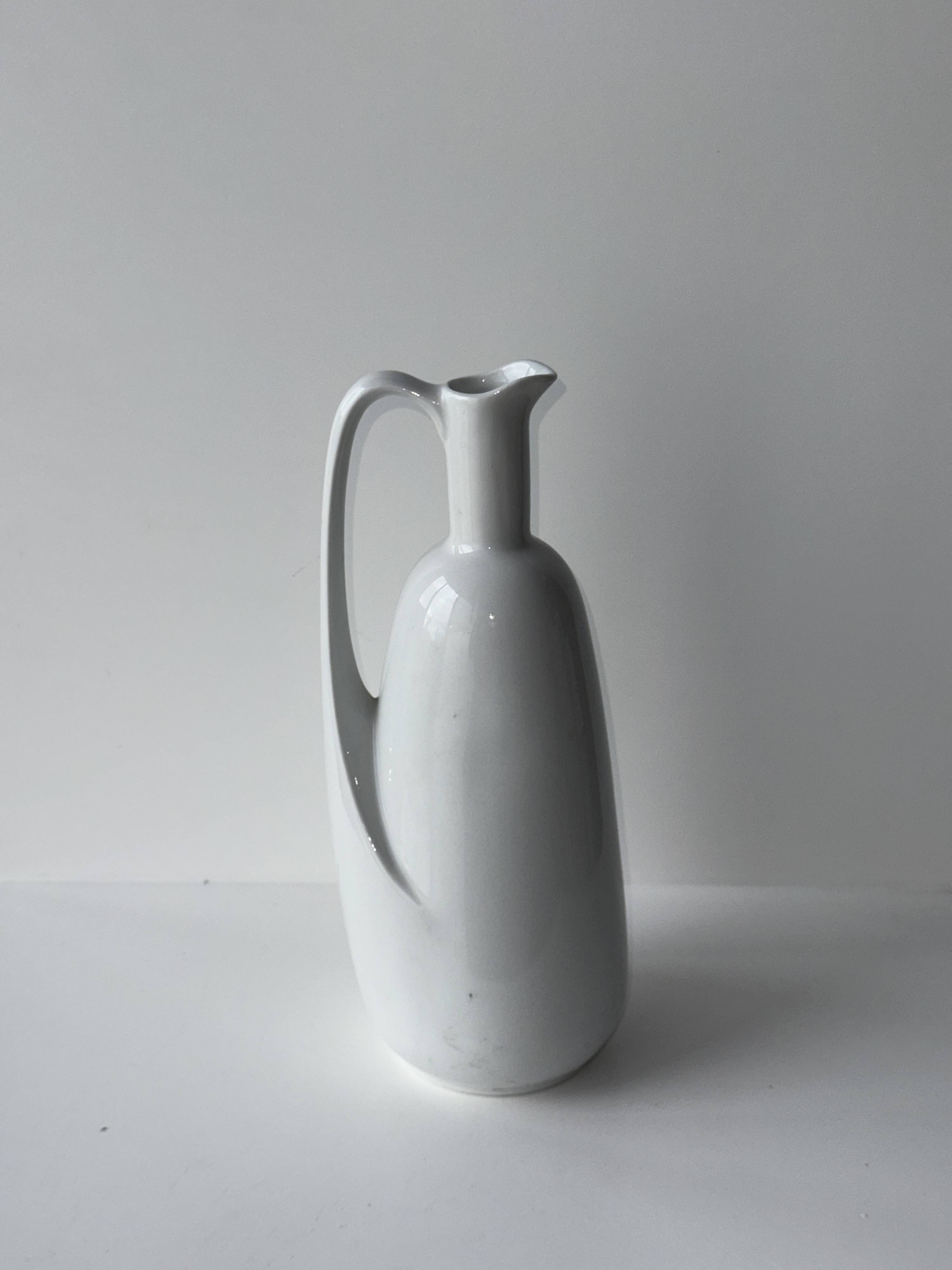 White porcelain ewer H26
