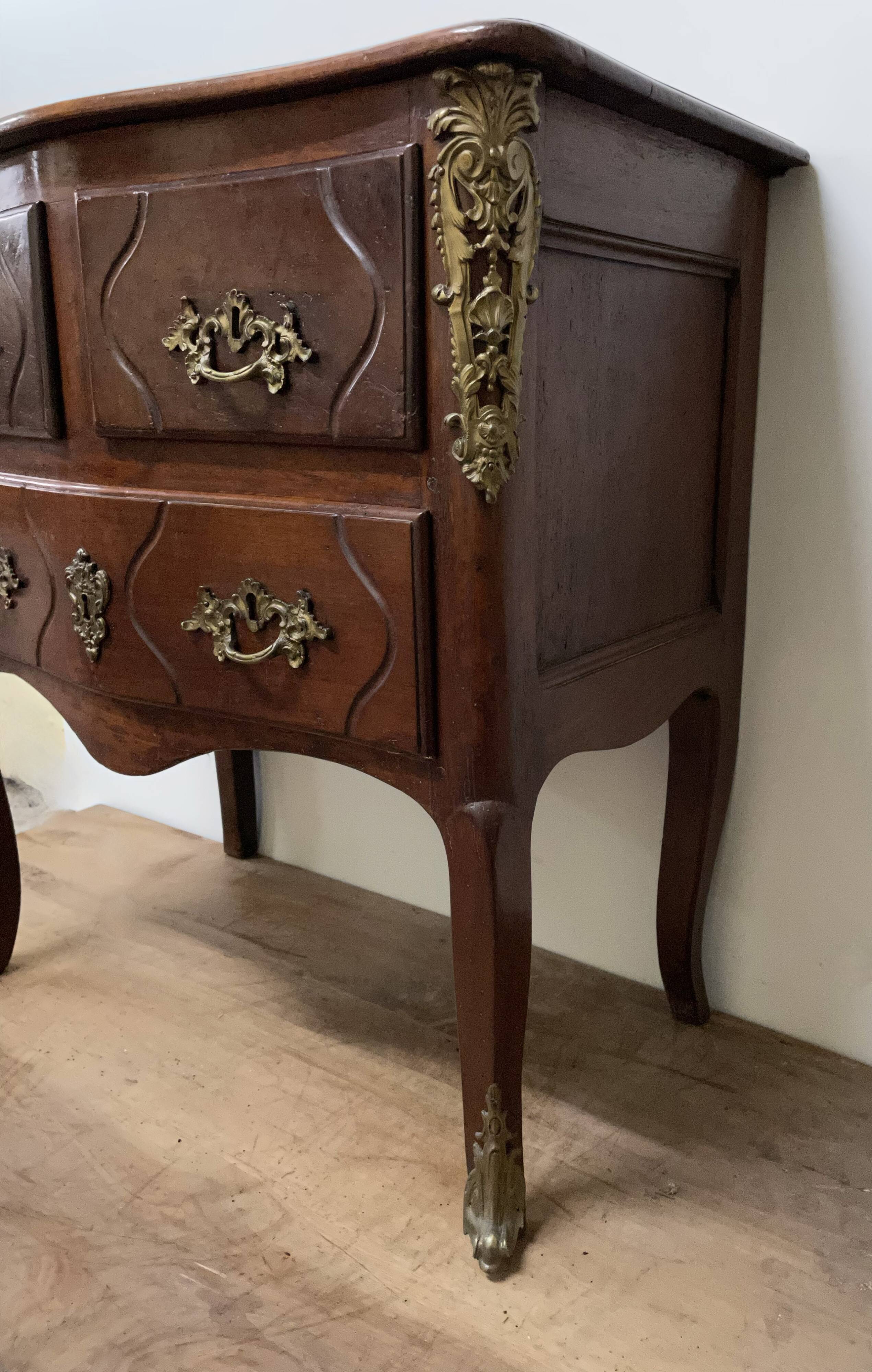 Chest of drawers with curved facade of the nineteenth century