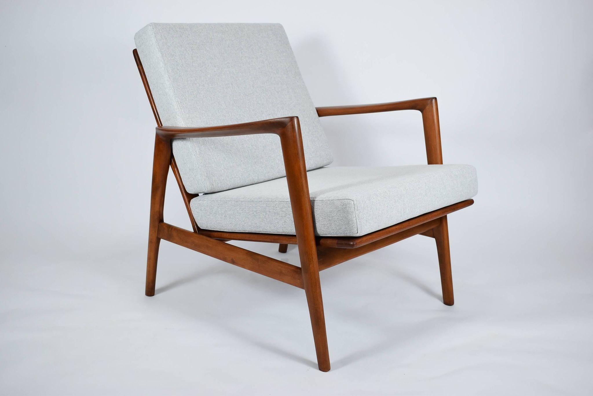 Fauteuil original restauré, tissu gris clair, années 1960, usine de meubles Swarzedzka