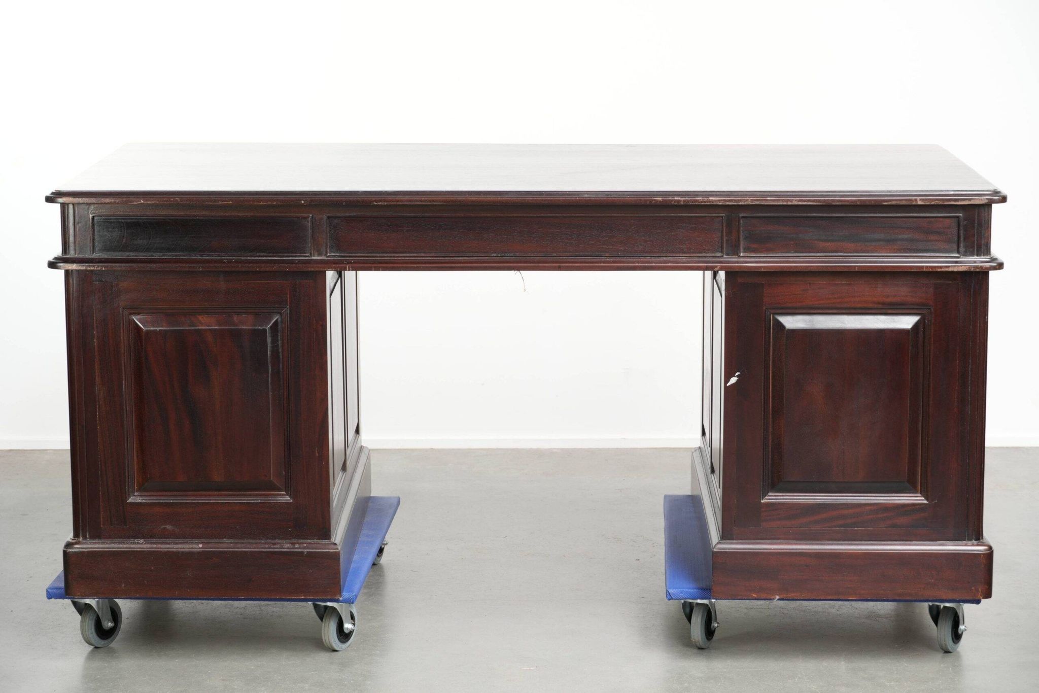 20th century wooden desk / partner desk in English style with a beautiful appearance
