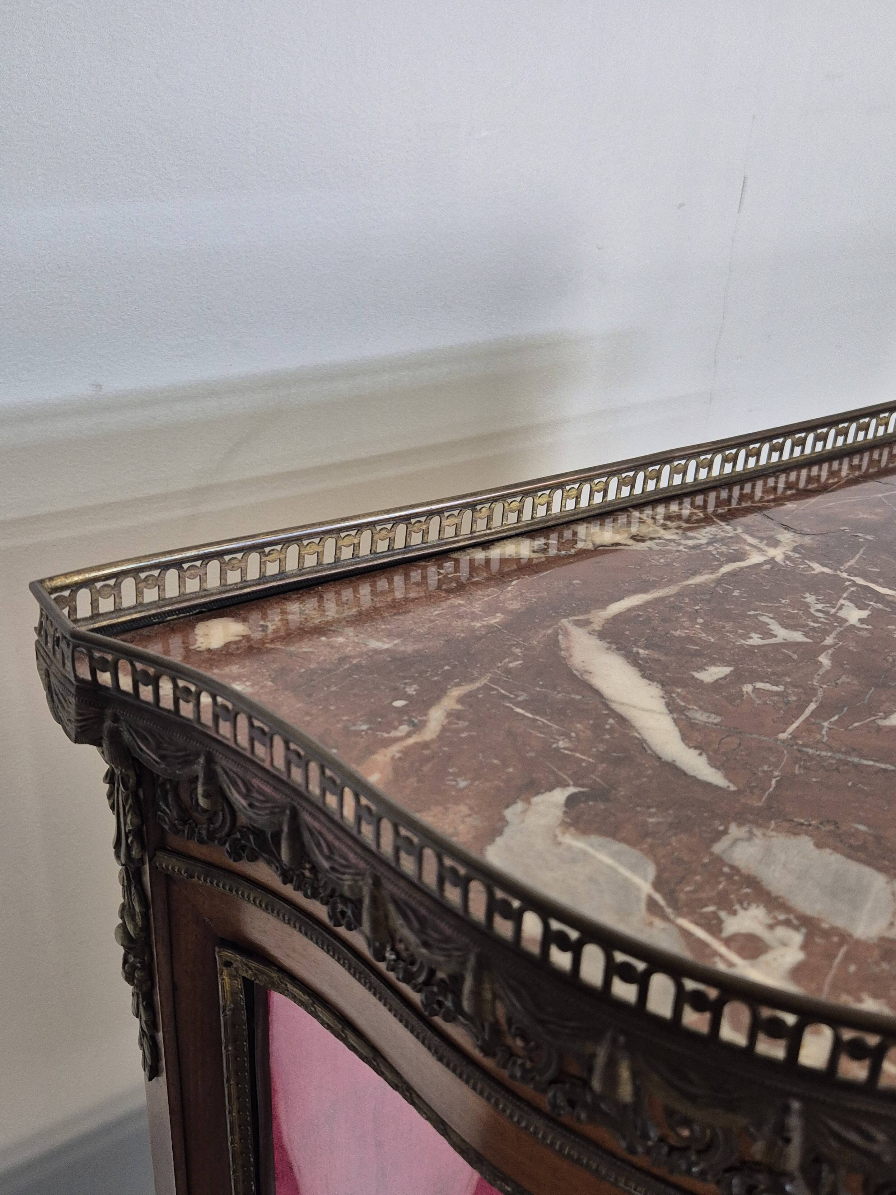 Napoleon III display cabinet with curved glass