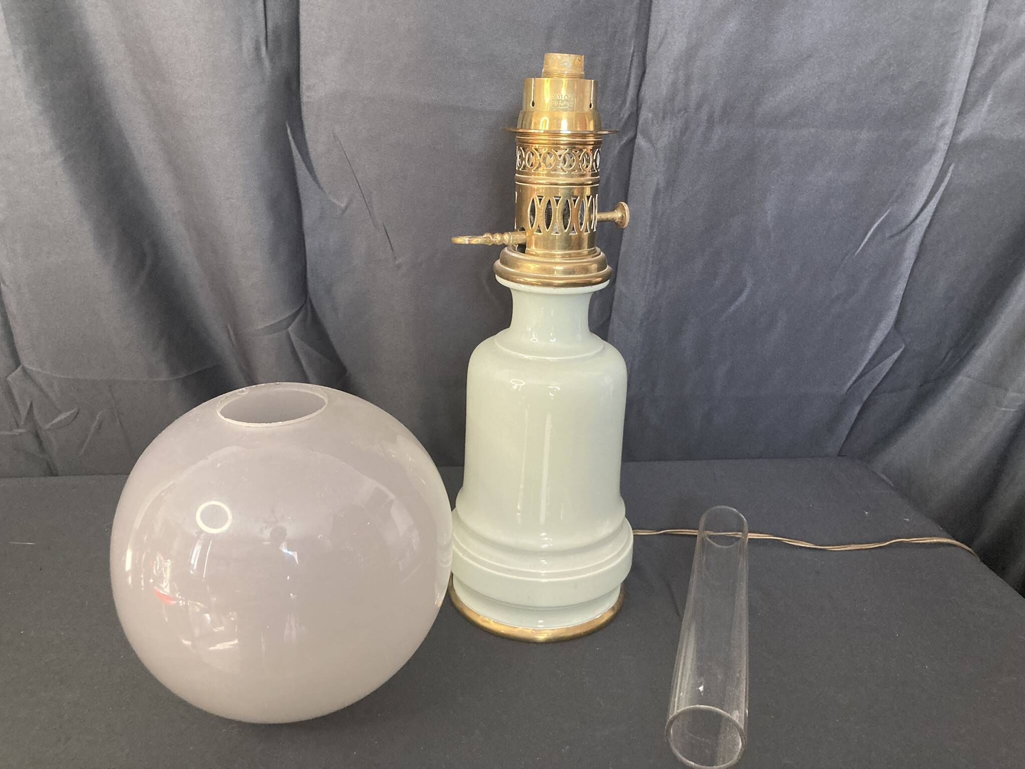 Lampe à Pétrole Ancienne Début XXe Siècle - Avec Abat-jour En Verre Blanc Décoratif - Style Édouardien, Vintage