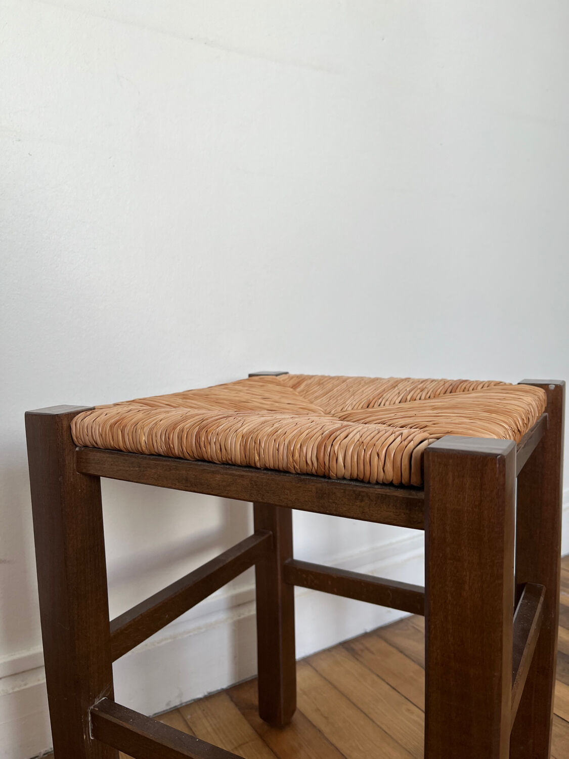 Tabouret en bois paillé