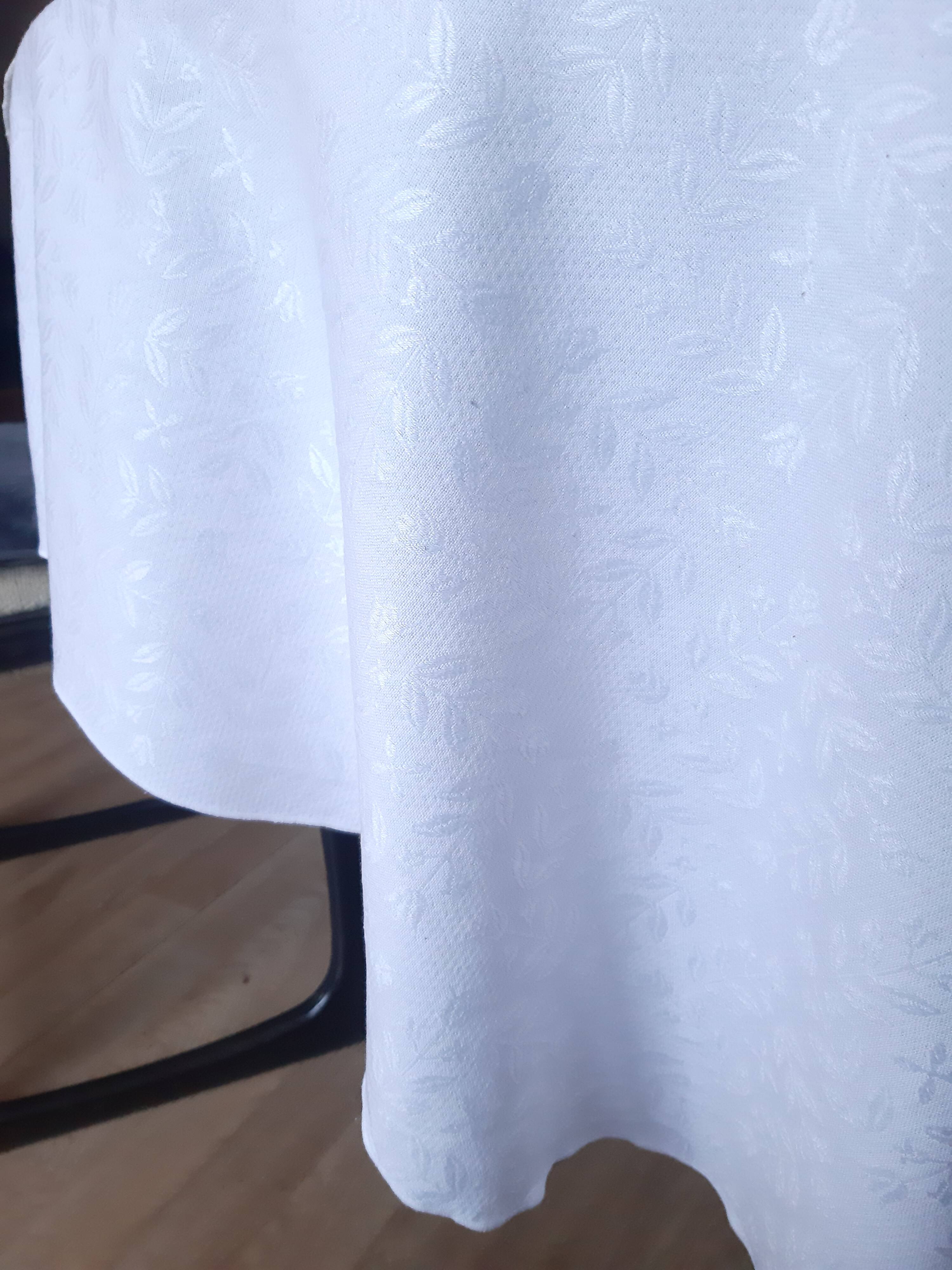 Tablecloth and 12 towels