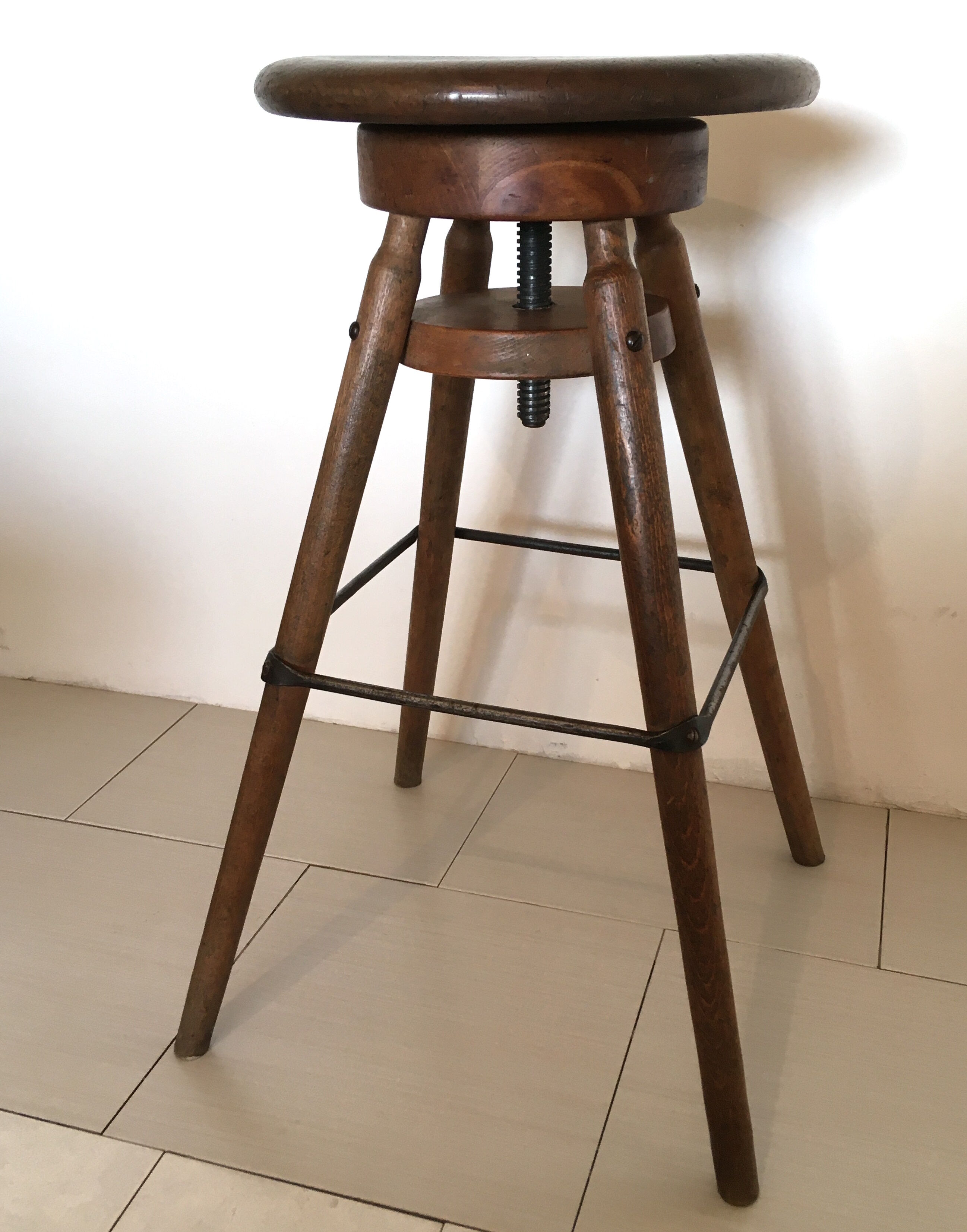 Adjustable screw stool