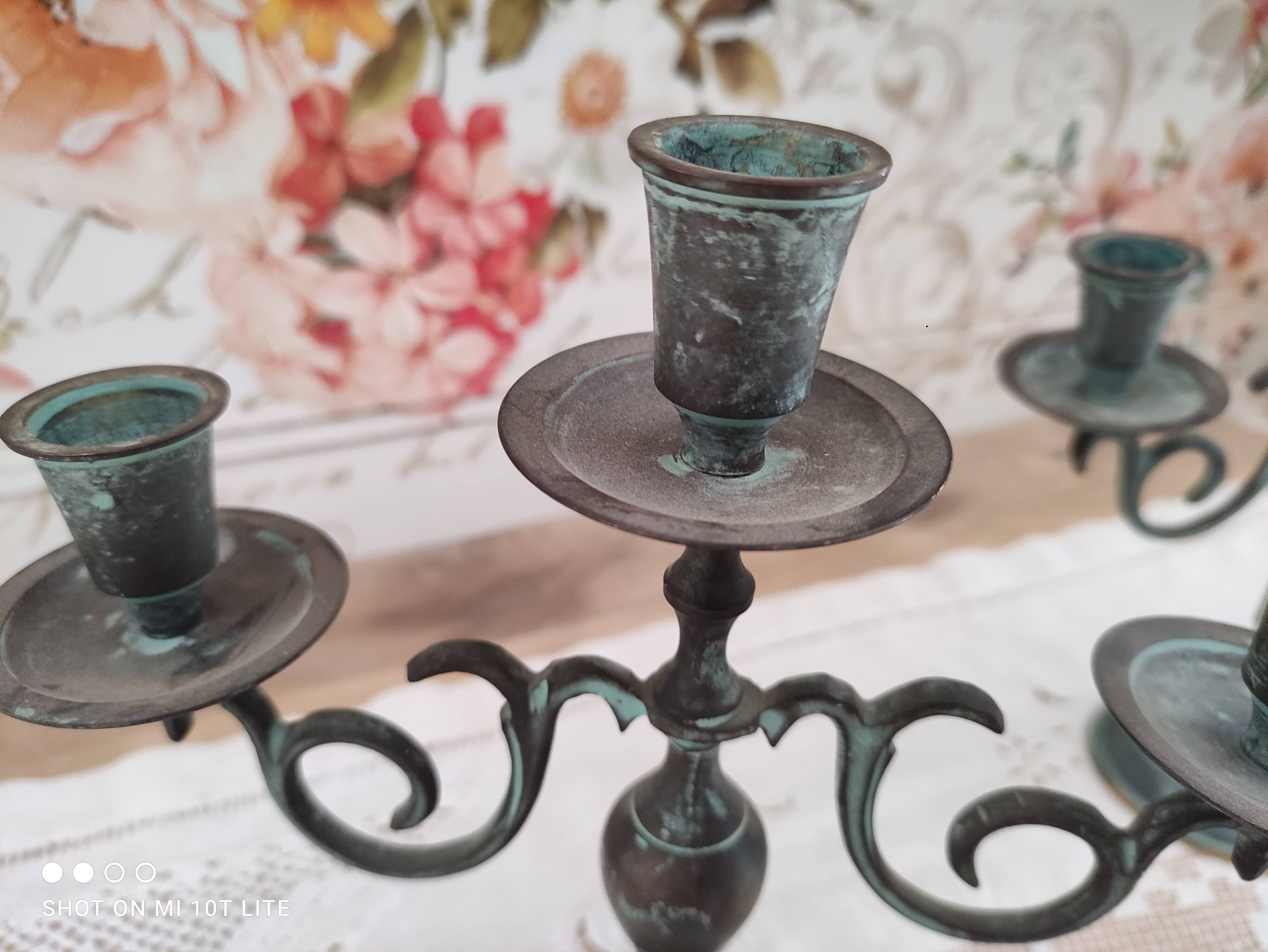 Set of 2 candlesticks 3 bobèches in patinated brass vert-de-gris