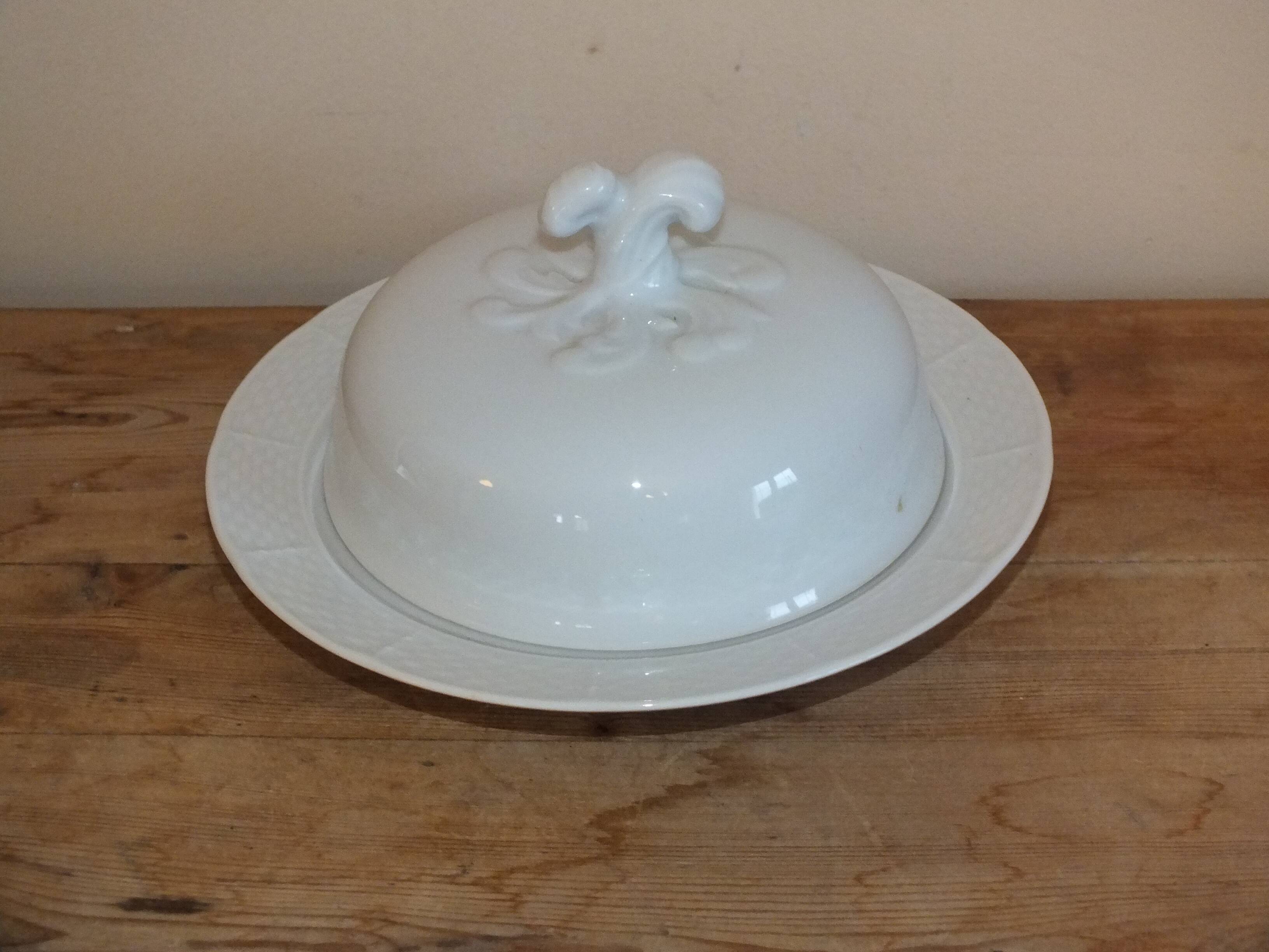 Beurrier ou fromager en porcelaine blanche