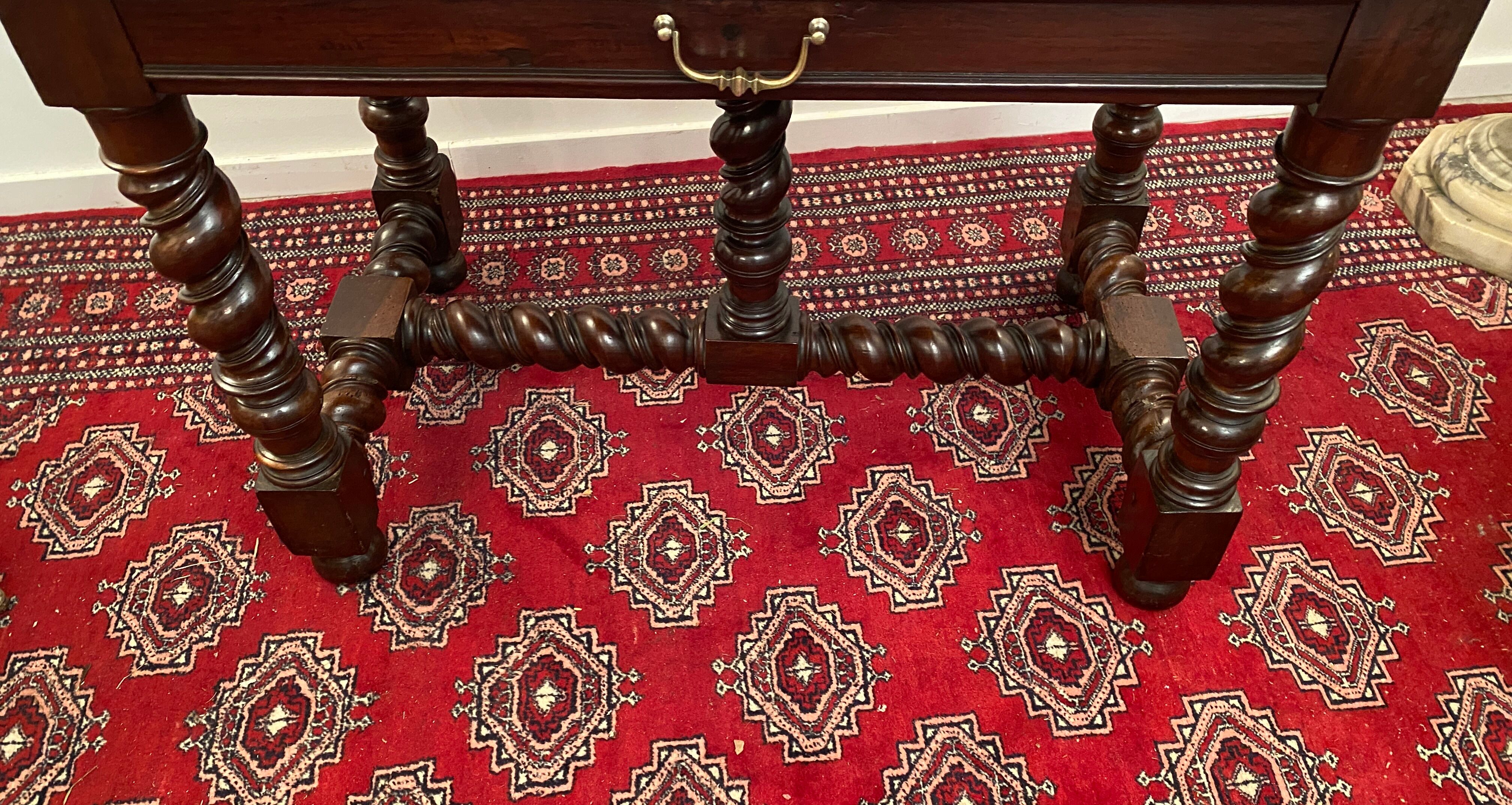 Bureau en noyer d'epoque Louis Xlll