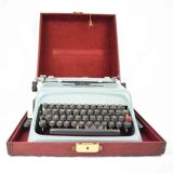 Machine à écrire Olivetti Studio 44 dans son étui avec la clef du coffret