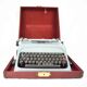 Machine à écrire Olivetti Studio 44 dans son étui avec la clef du coffret