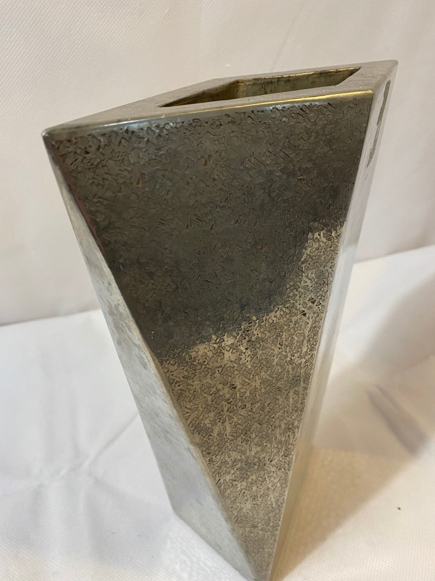 Tin vase hammered by Jean Chorin