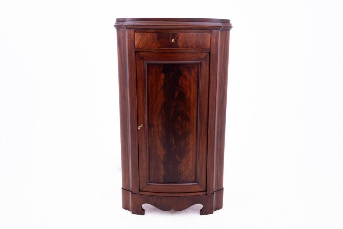 Commode d'angle en acajou, Europe du Nord, fin du XIXe siècle.