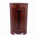 Commode d'angle en acajou, Europe du Nord, fin du XIXe siècle.