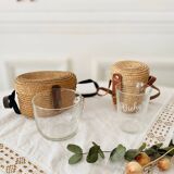 Verre de curiste Vichy dans son étui en osier