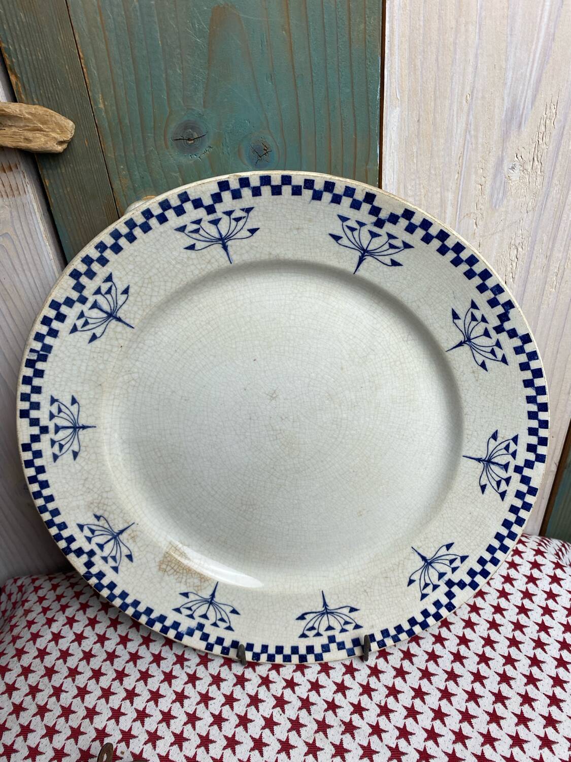Round ironstone dish from Creil and Montereau