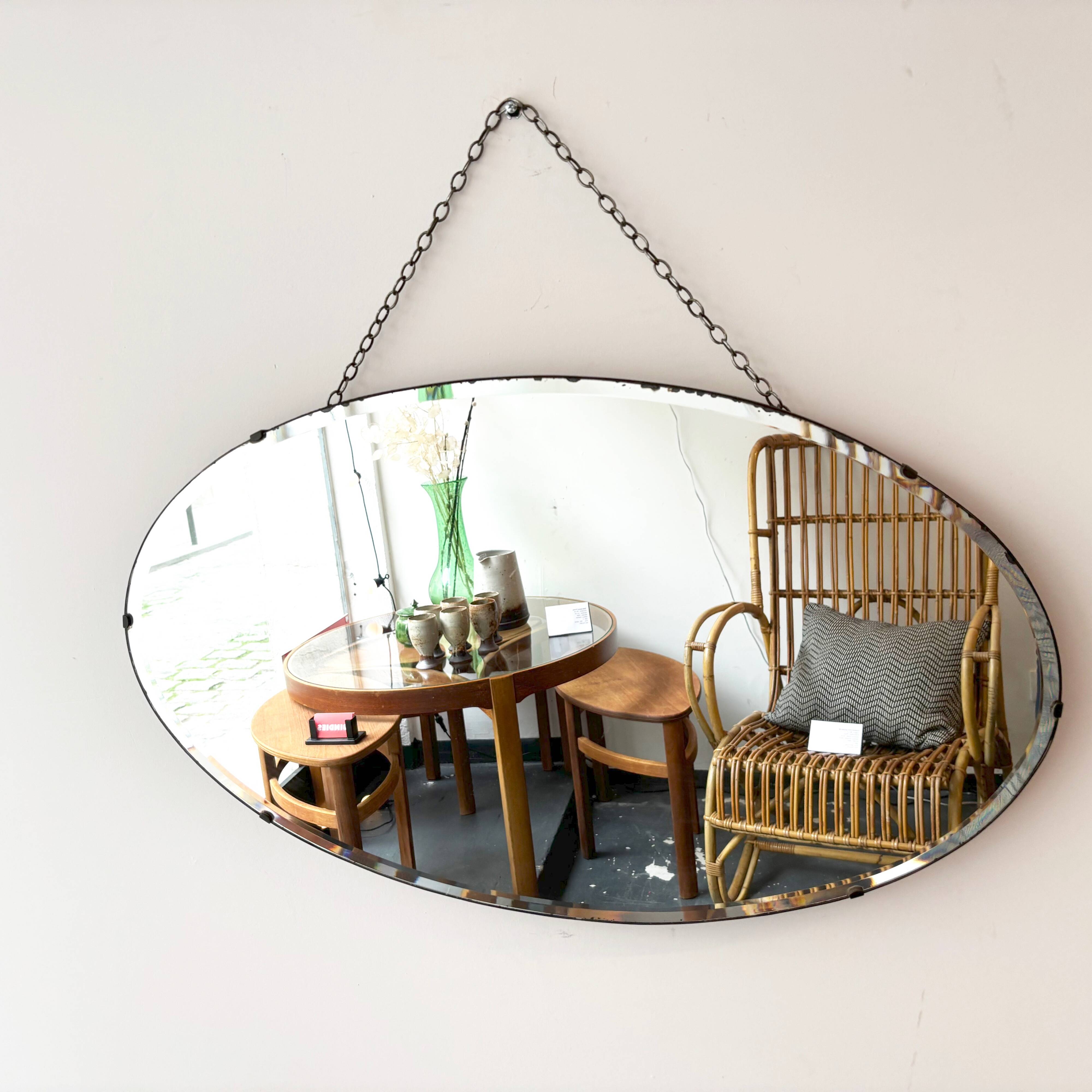 Oval beveled mirror with its chain
