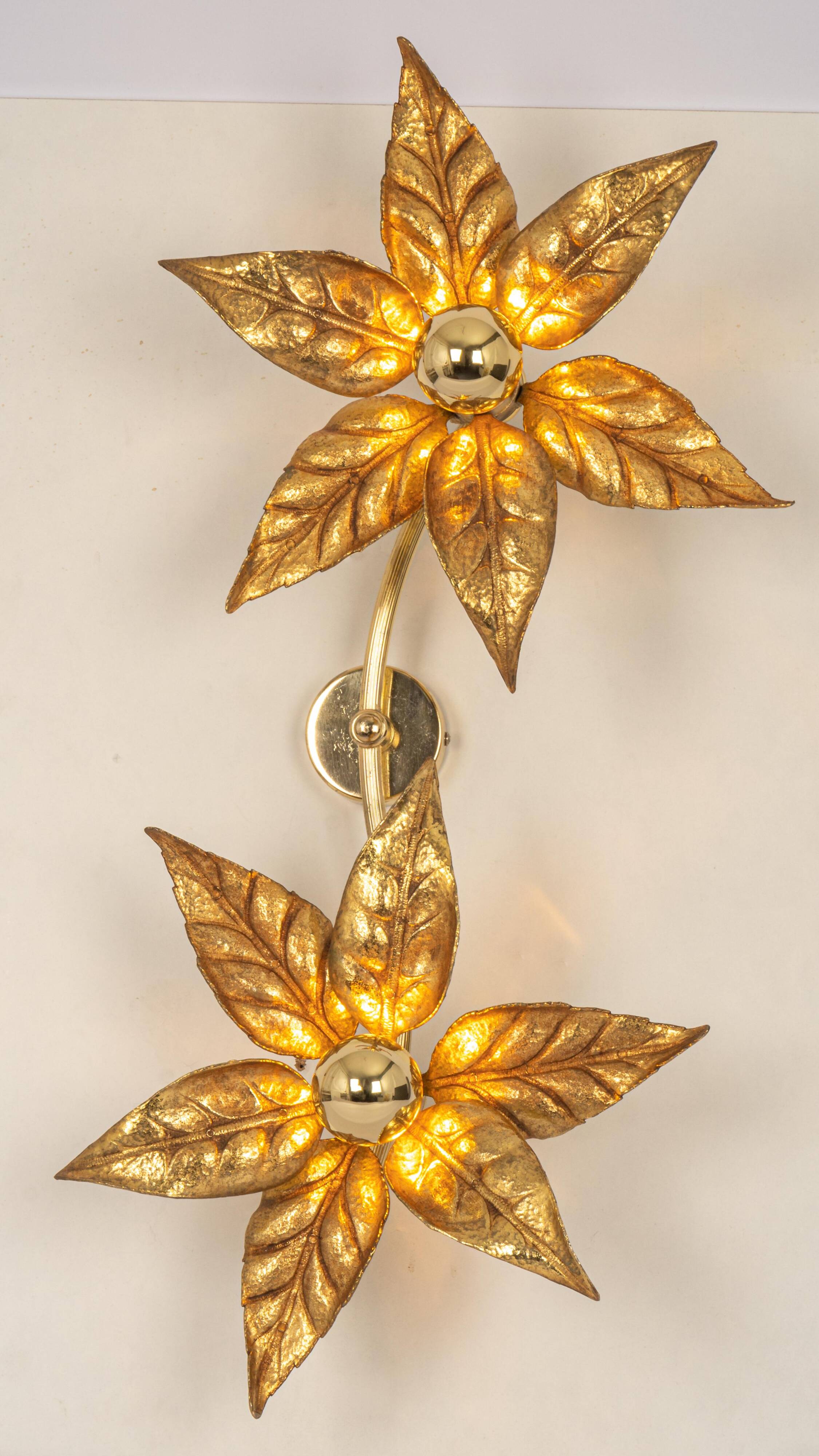 Large double flower wall sconces in brass, Willy Daro style, 1970s.
