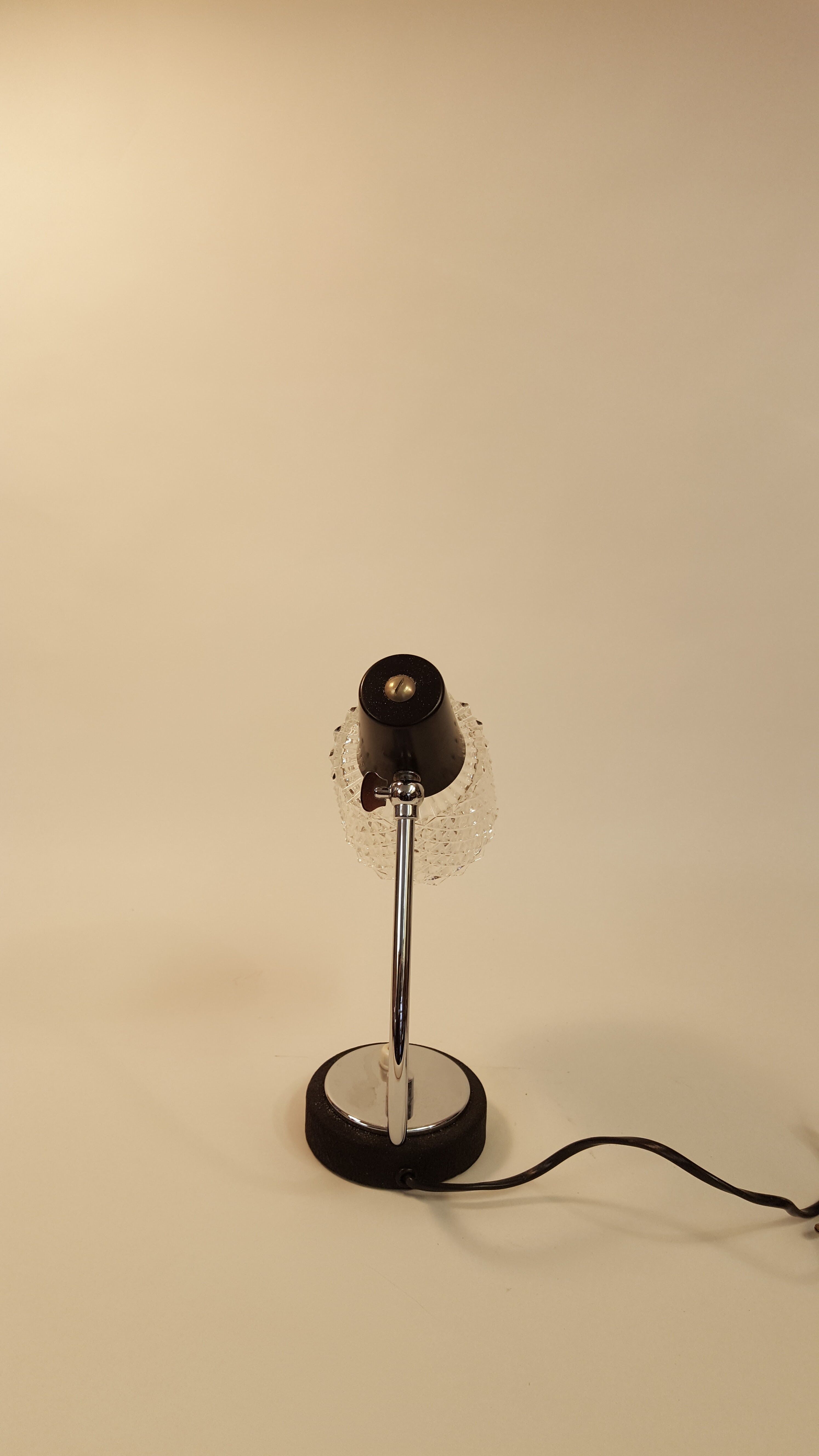 Lampe de secretaire des années 50 60 en chrome laque noire et verre moulė motif diaman