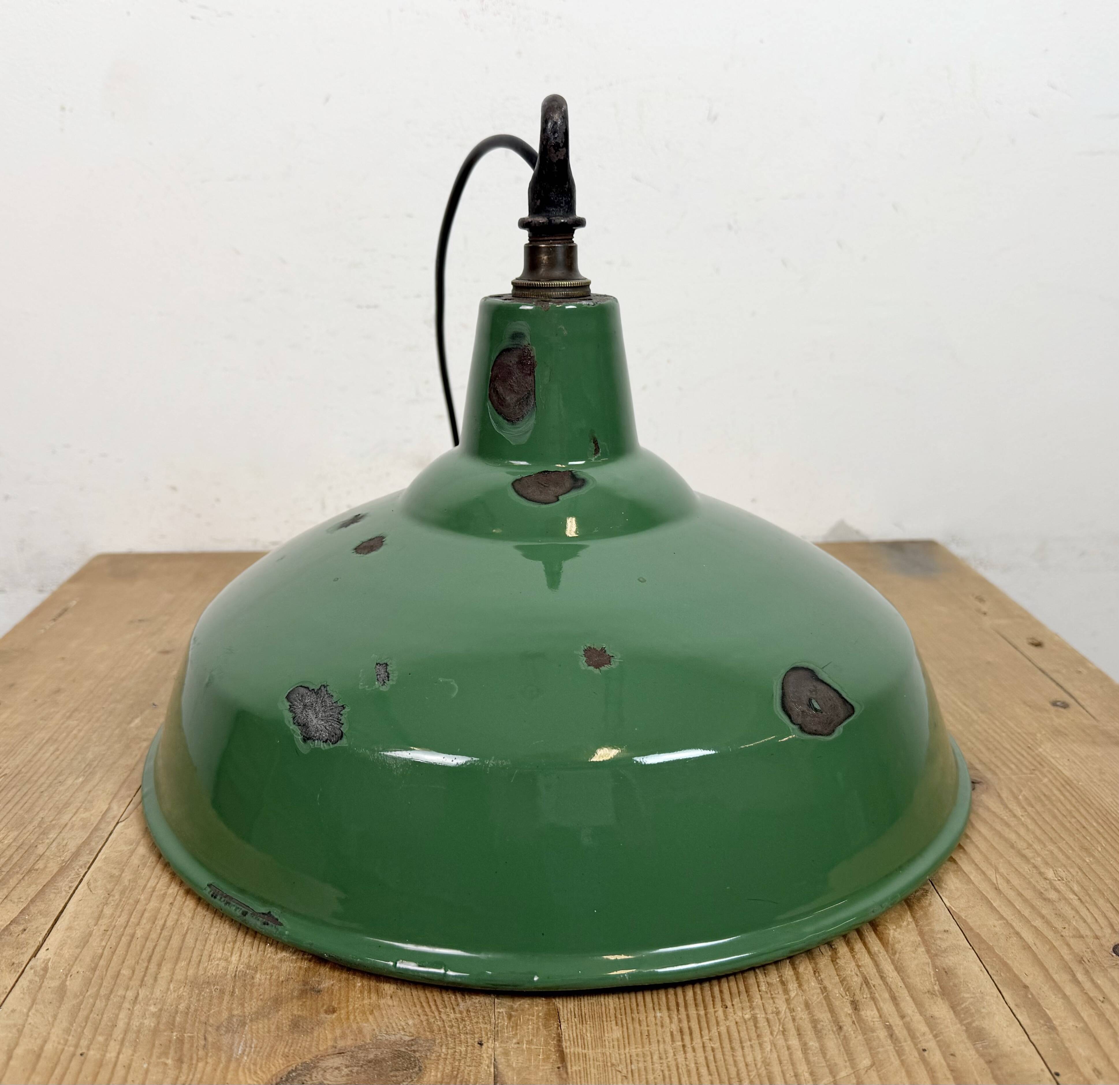 Lampe suspendue en émail vert britannique industriel, années 1960