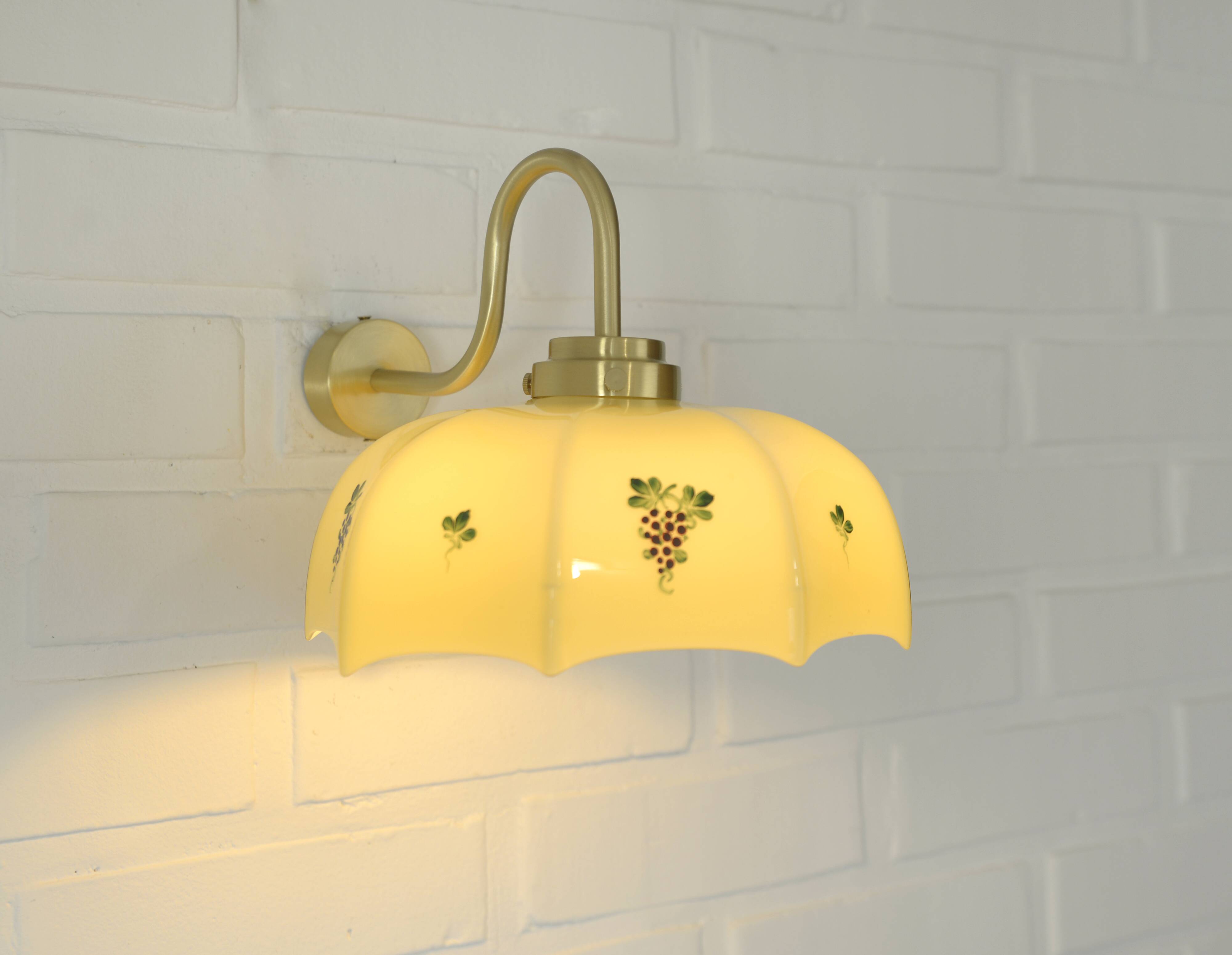 Applique murale vintage en verre beige, style années 1950, avec col de cygne et luminaire en laiton.