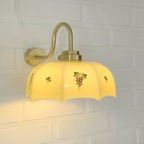 Applique murale vintage en verre beige, style années 1950, avec col de cygne et luminaire en laiton.