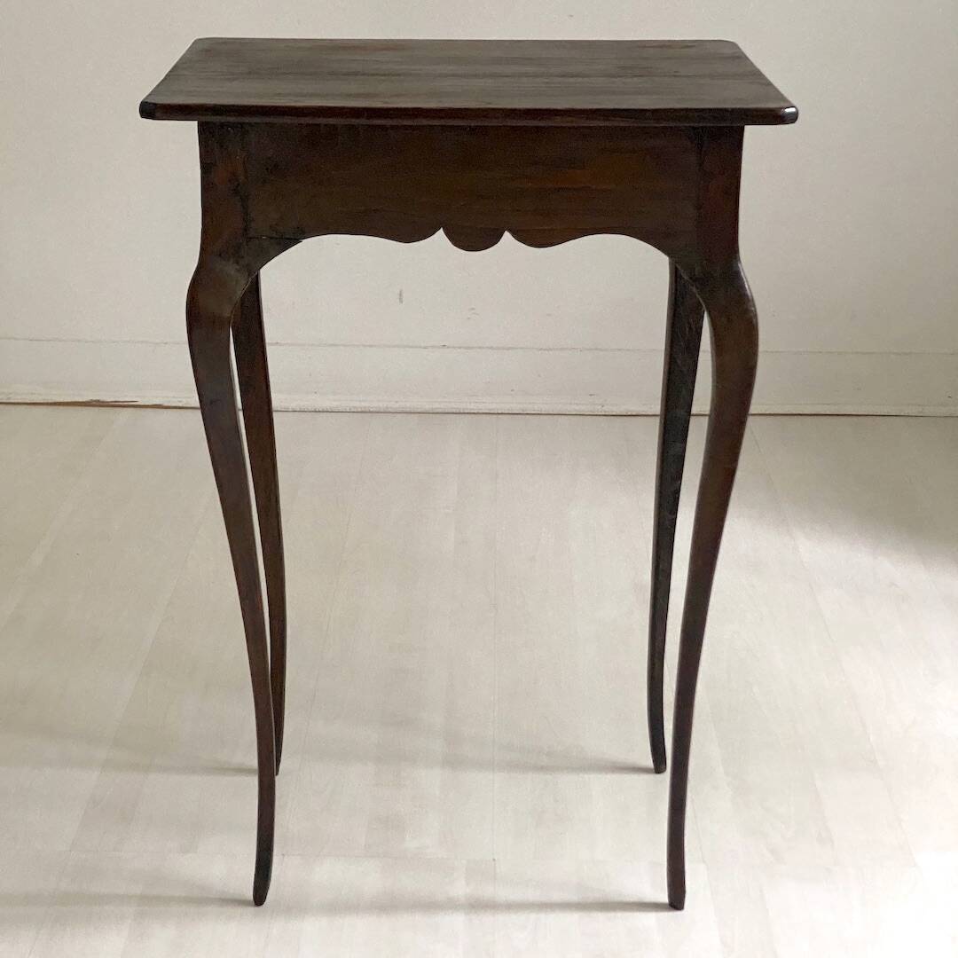 Side table with curved legs