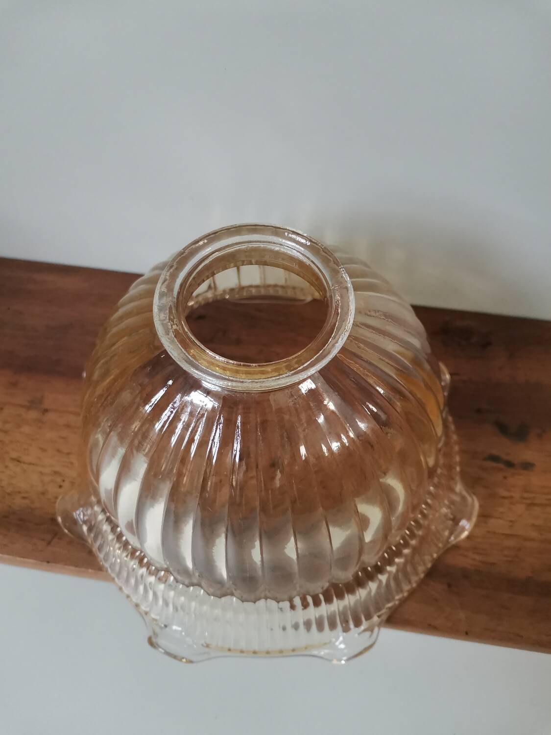 Globe de lampe abat jour supension verre moulé pressé vintage ambré