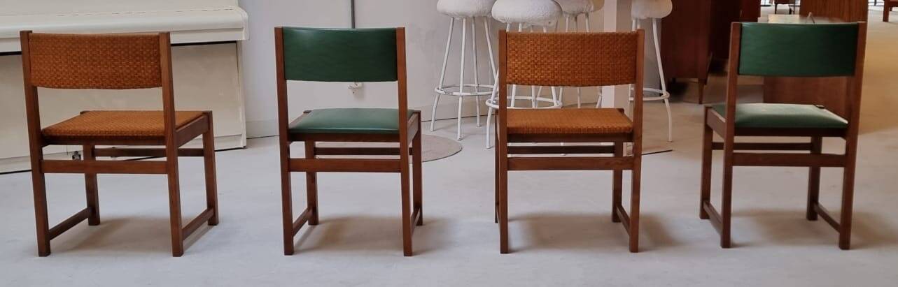 Quatre chaises du milieu du siècle