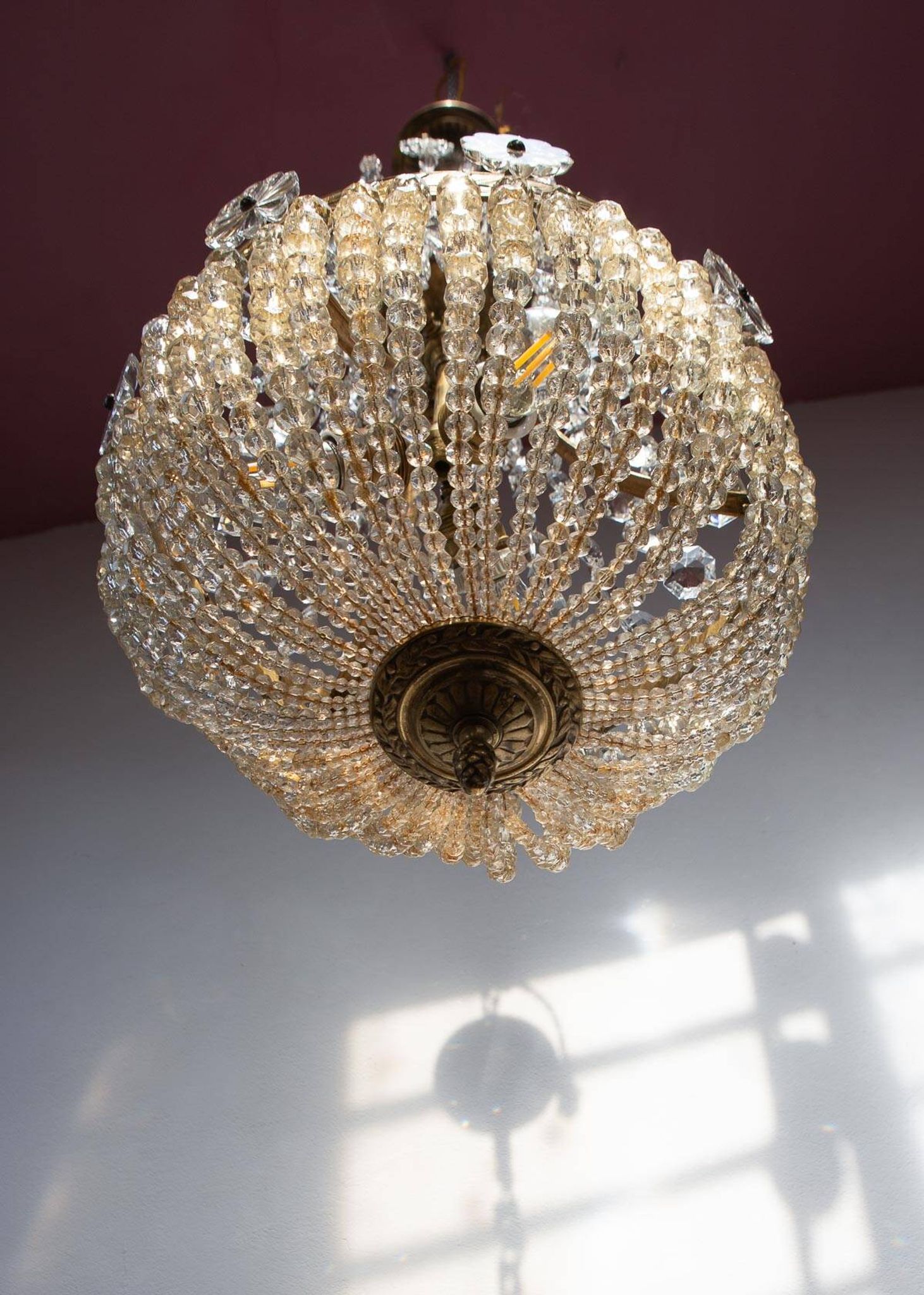 Lustre globe français en bronze et cristaux c. 1950 (35 cm)