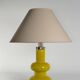 Lampe de table en verre jaune vif aux formes courbes de style mid-century modern par Orrefors, années 1960.