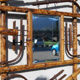 Vestiaire d'entrée, porte-manteaux en bambou à décor japonisant avec nacre.