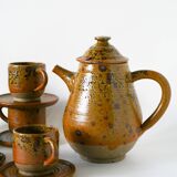 Glazed stoneware coffee service consisting of a coffee pot and 5 cups.