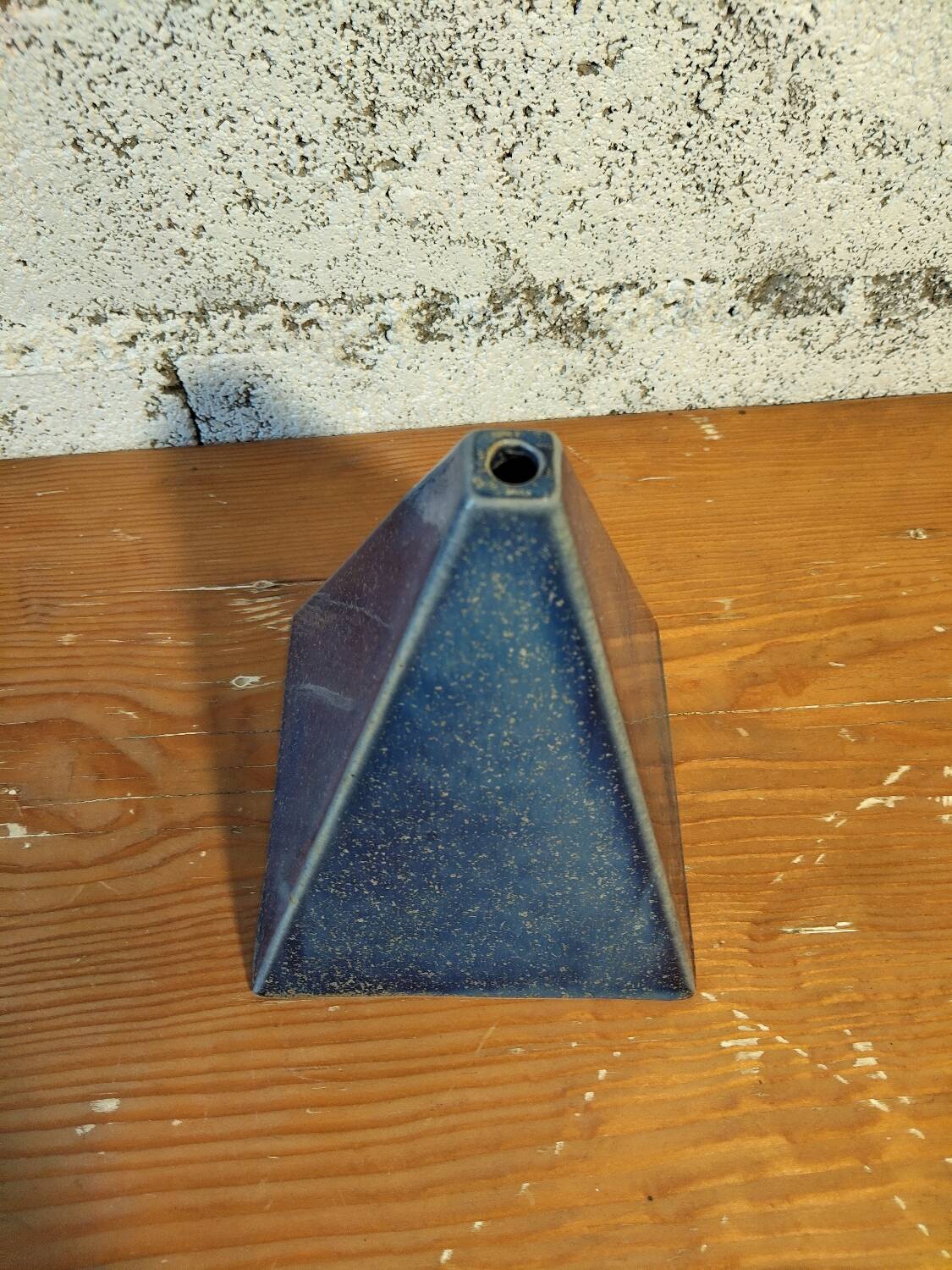 Soliflore pyramide en céramique émaillée bleu profond – pièce signée