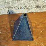 Soliflore pyramide en céramique émaillée bleu profond – pièce signée