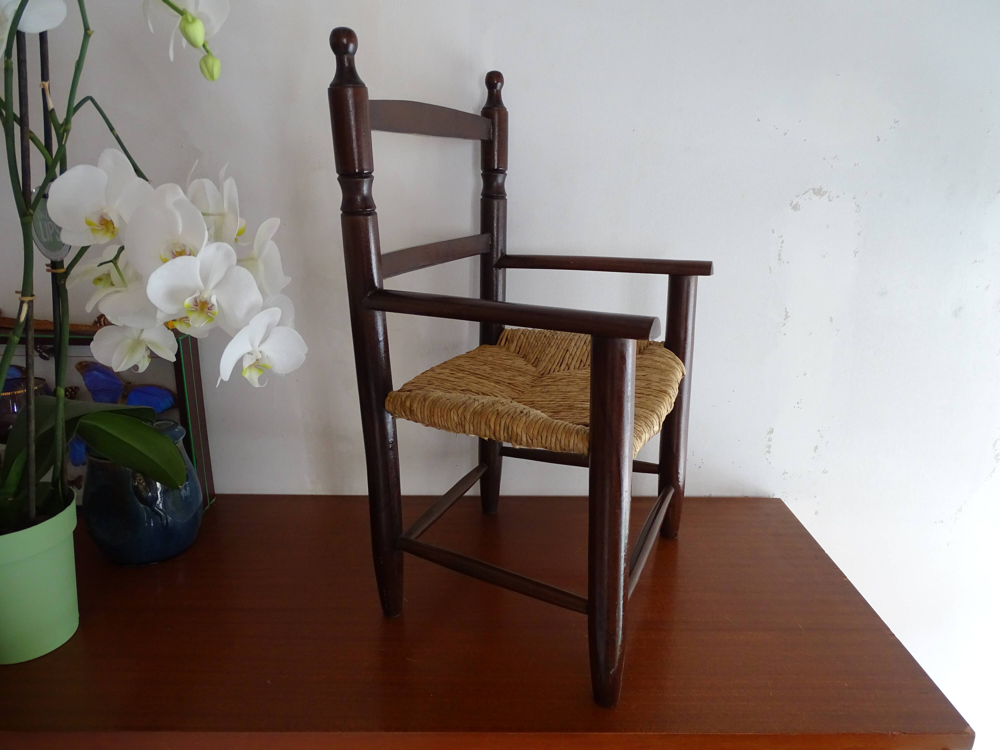 Chaise paillée enfant en bois vintage
