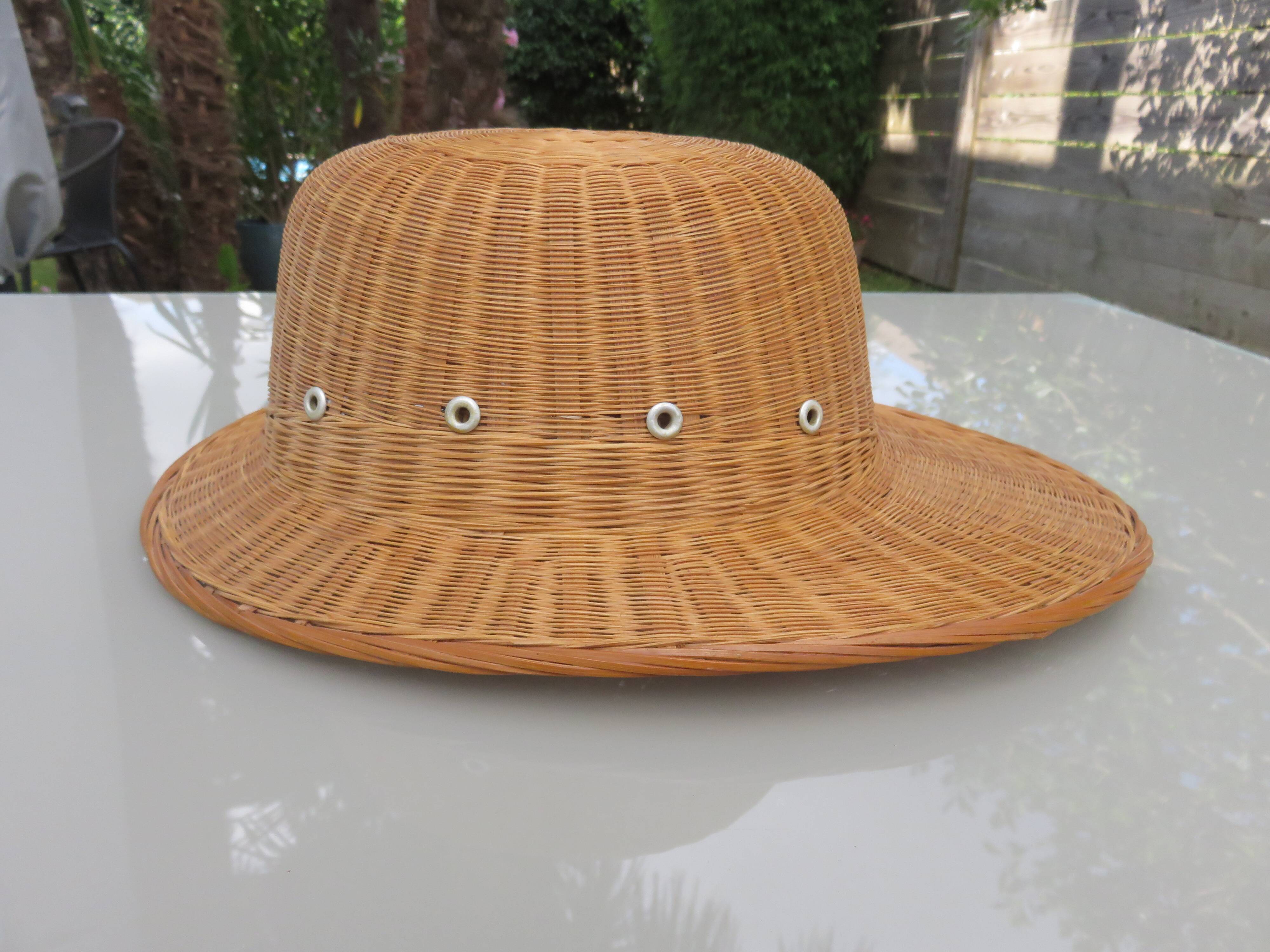 Chapeau, casque colonial, en rotin, osier, décoration murale, 1960 - 1970