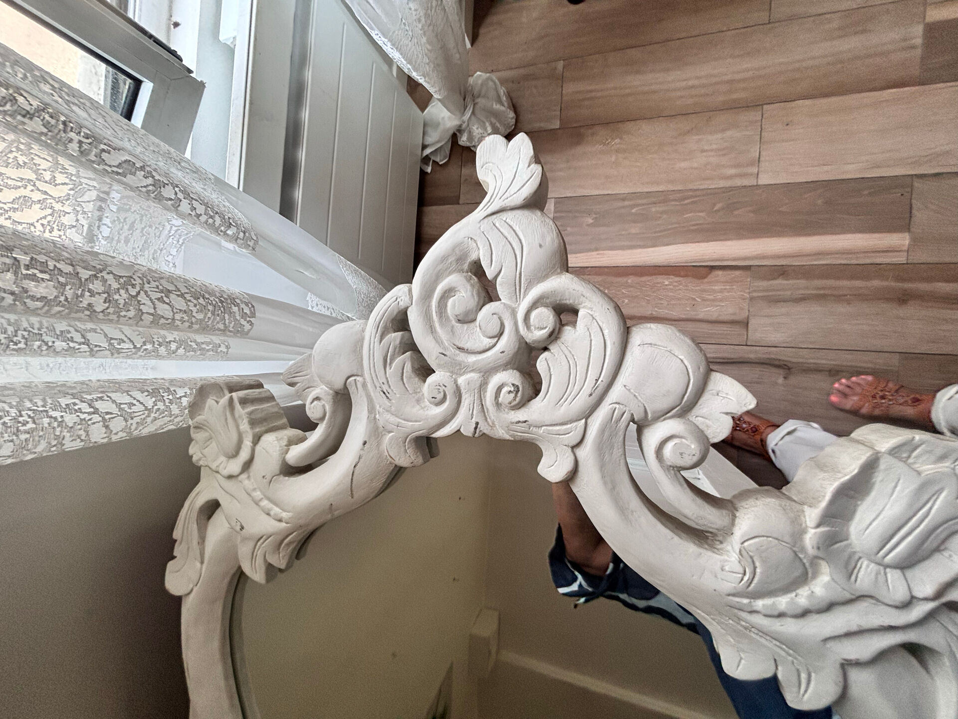 Louis XV rocaille style mirror in carved wood –