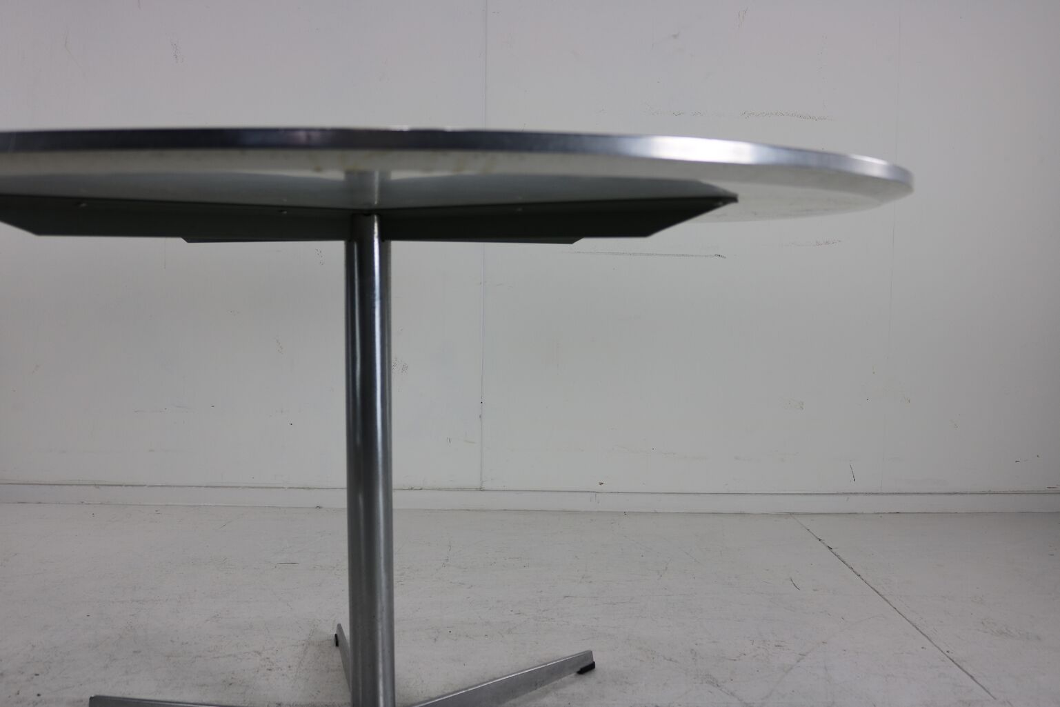 Fritz hansen dining table by arne jacobsen