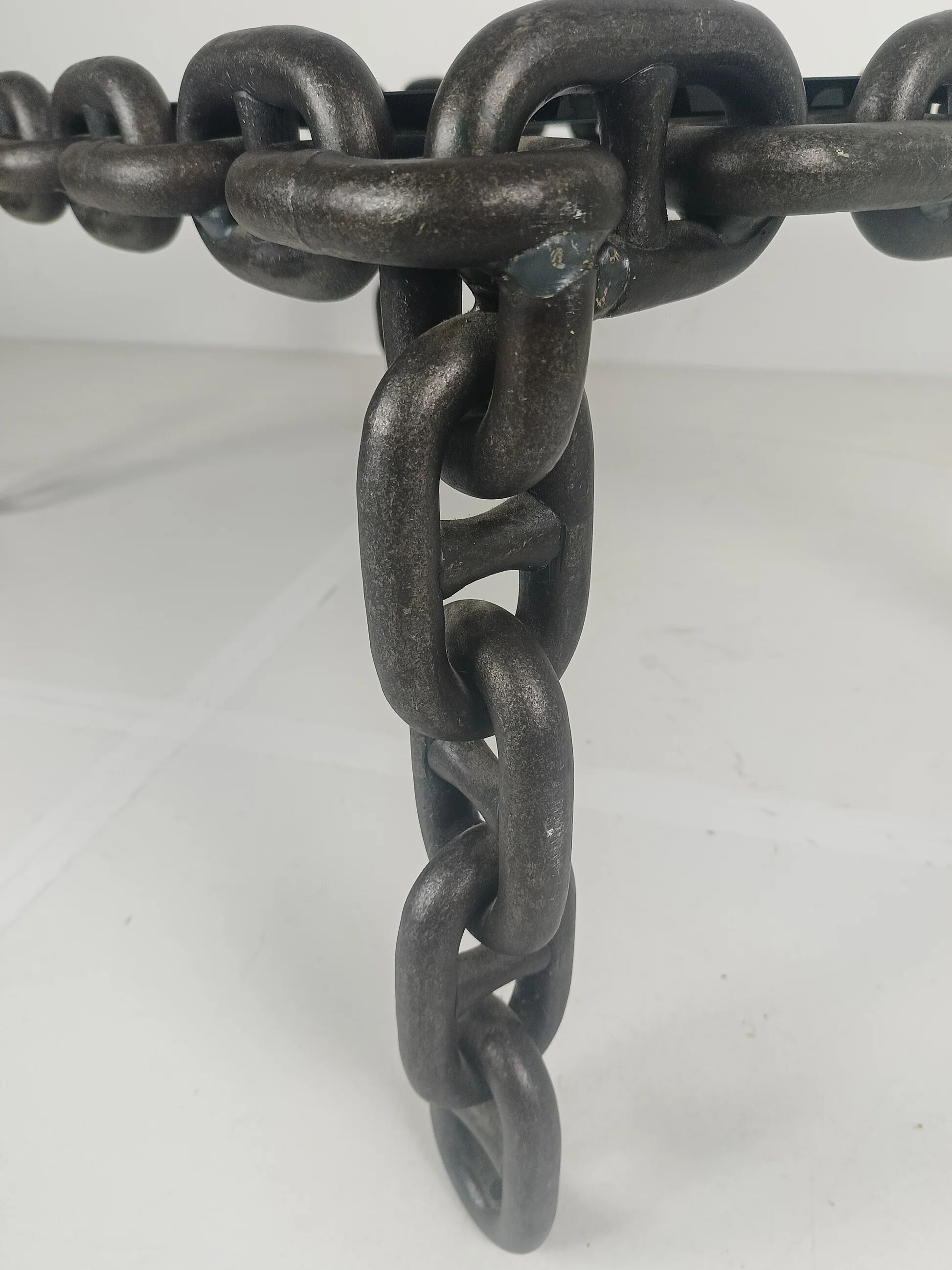 Table basse vintage brutaliste en fer noir à mailles de chaîne avec verre fumé d'origine, années 70