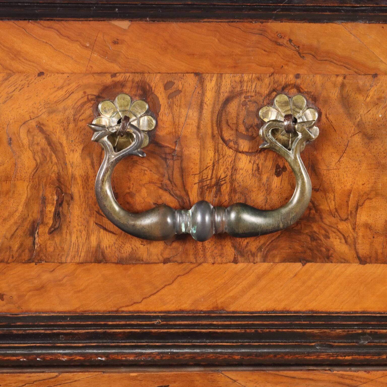 Commode baroque en noyer antique avec 3 tiroirs, 18e siècle.