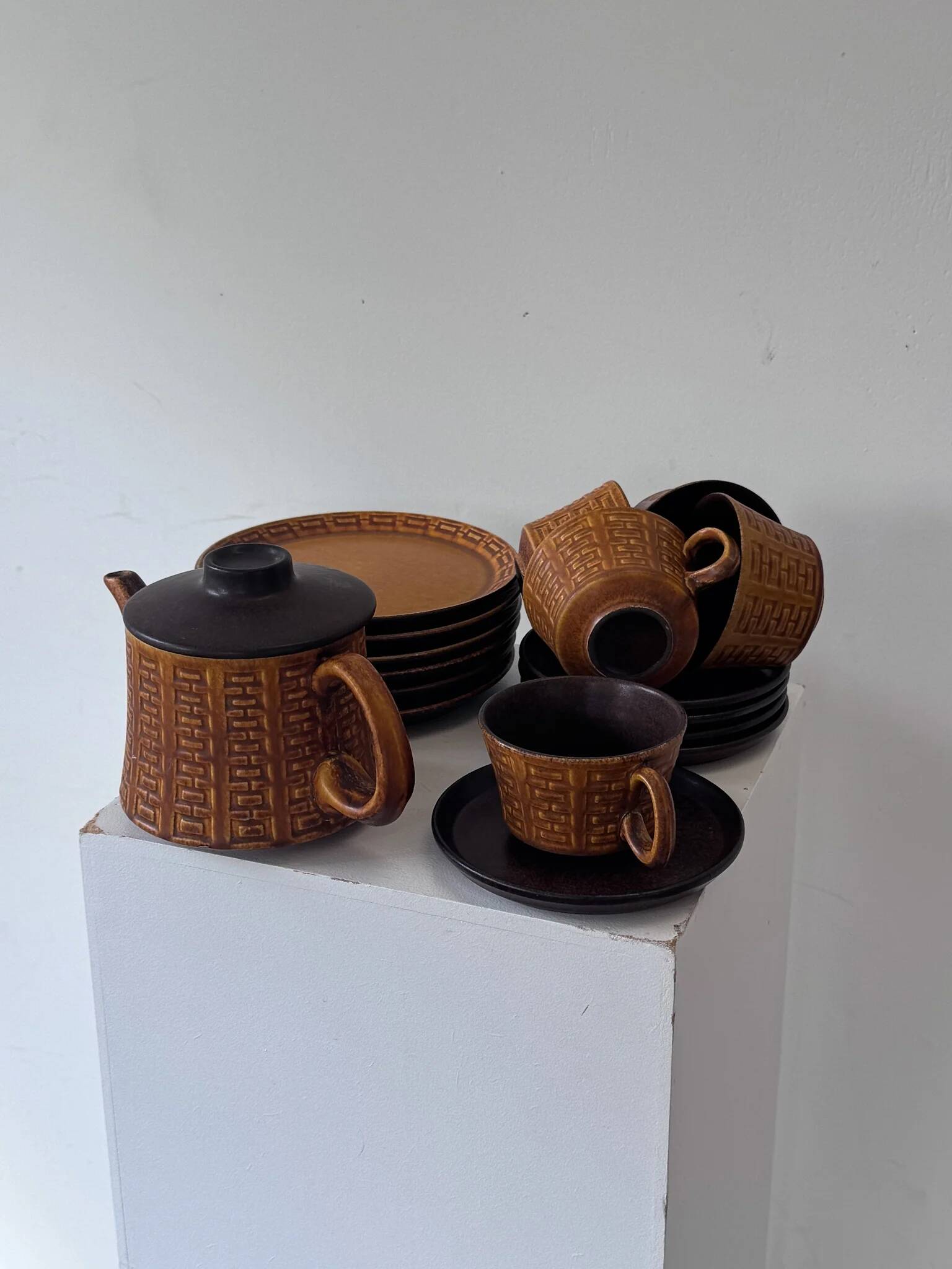 Ceramano tea service "Epsilon" from the 1960s with a raised geometric pattern.