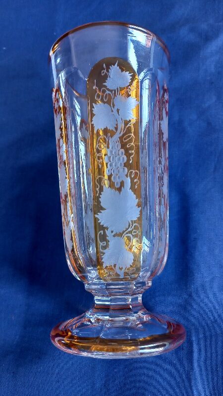 Small vase shaped chantournée with piedouche