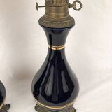 Paire de lampes à pétrole en porcelaine bleu de four, fin XIXe