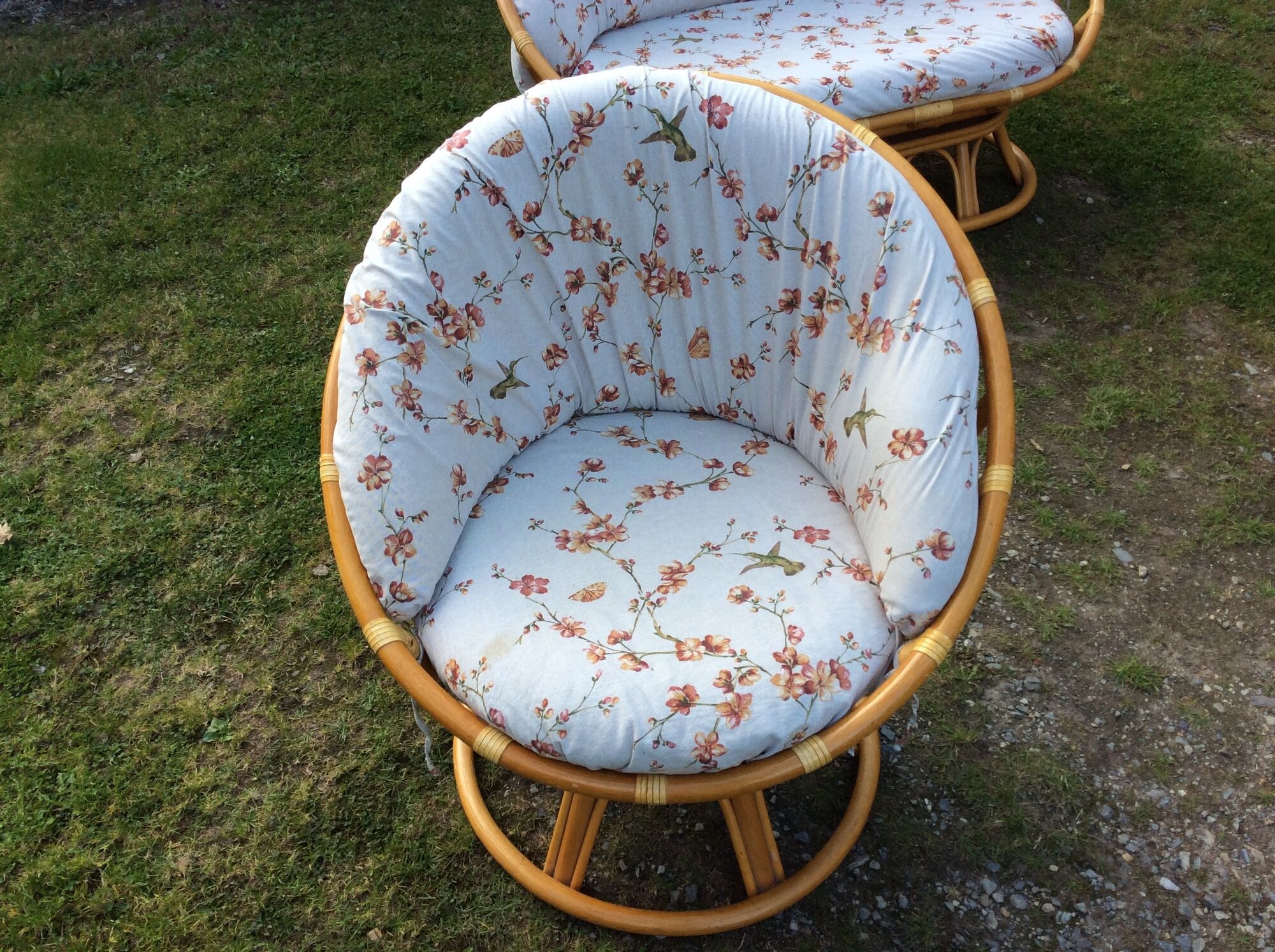 Vintage rattan lounge 1 bench and 2 swivel armchairs in perfect condition.