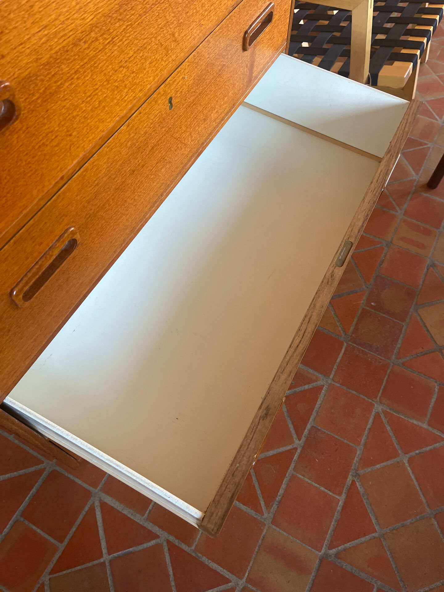 Commode en teck quatre tiroirs