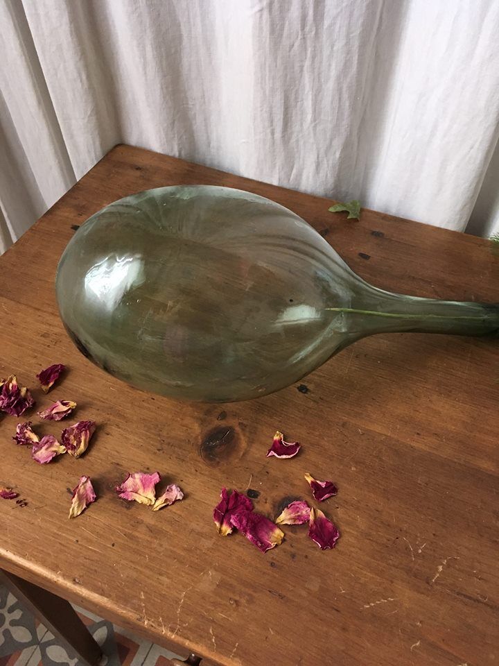 Demijohn in the form of a drop