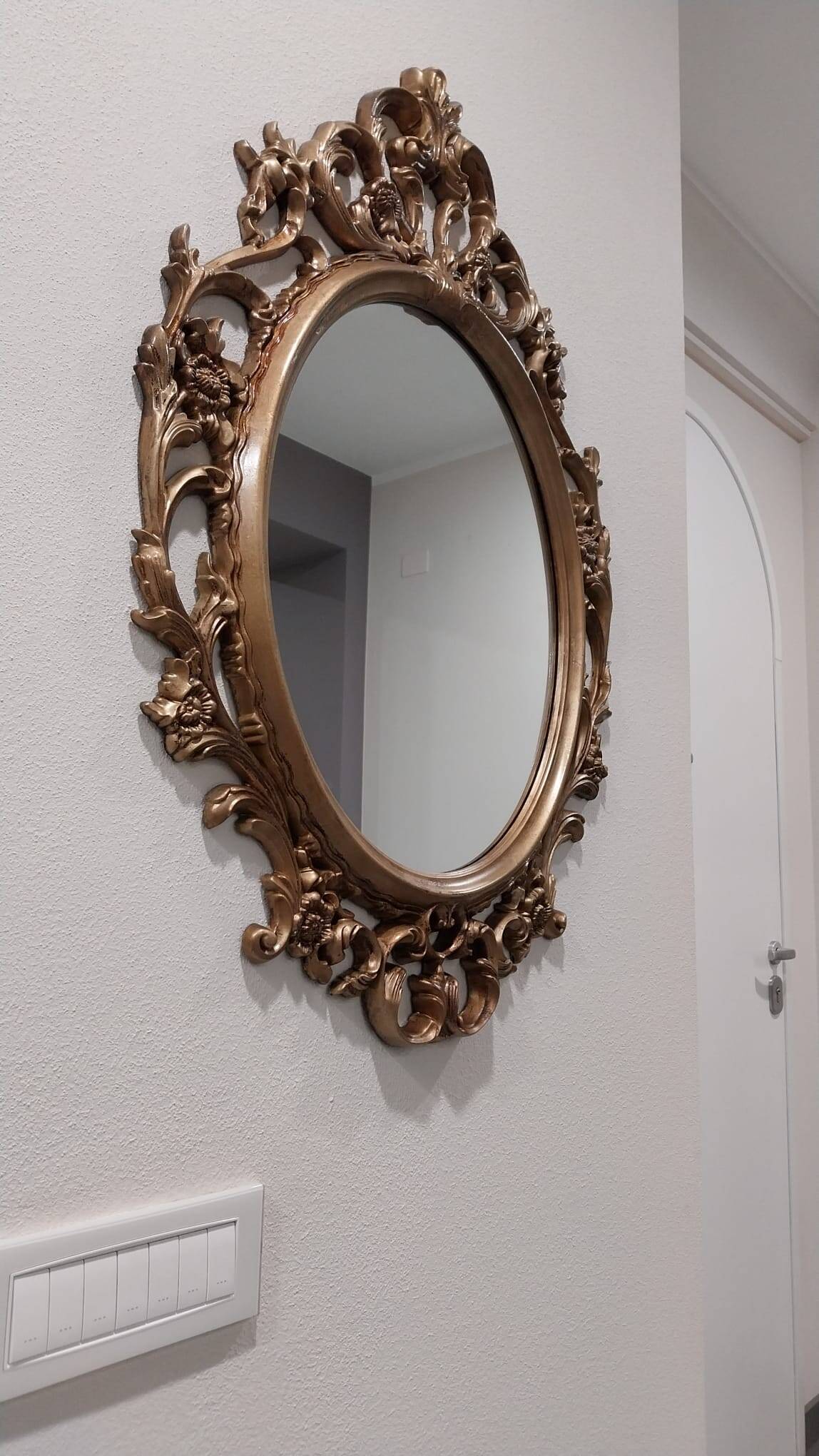 Miroir ovale baroque antique en or 58x84 cm avec cadre orné
