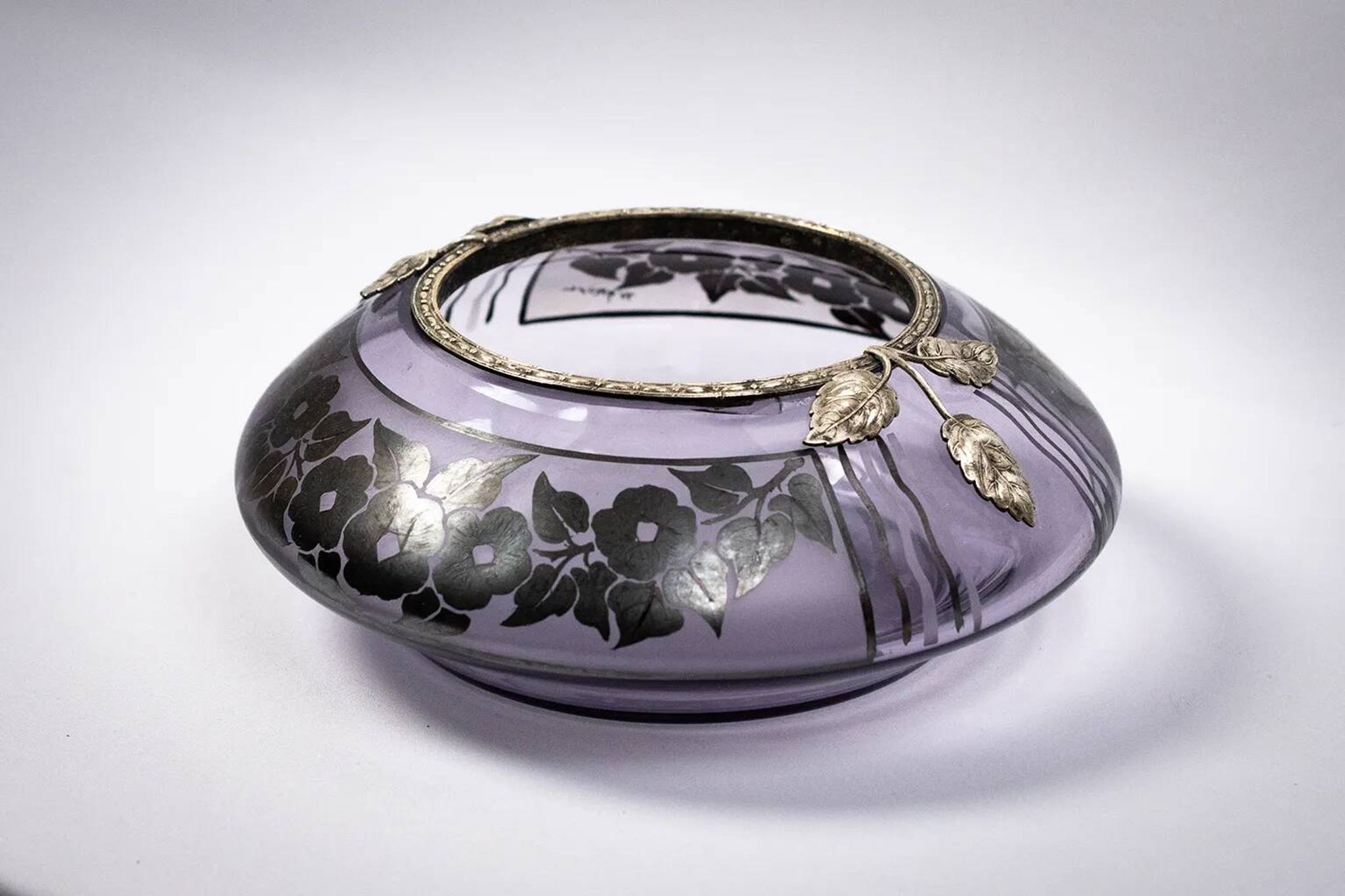 Art Deco vase in mauve glass D'Argyl with a pewter mount.